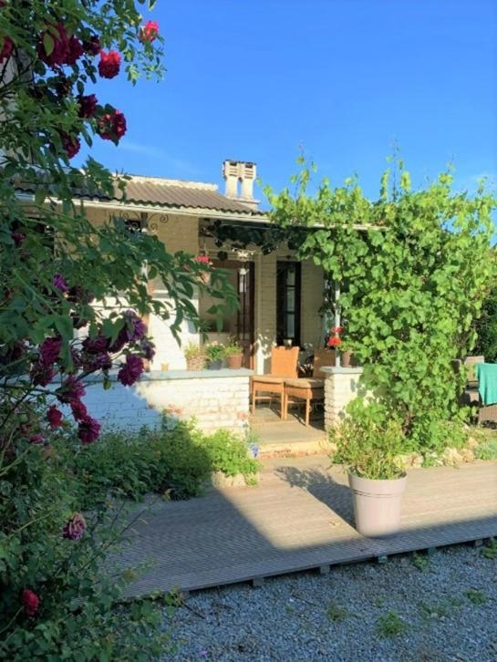 Gite: A La Courbe Du Fleuve Godinne Exterior photo
